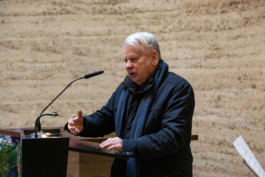 Bogdan Borusewicz hält eine Rede in der Kapelle der Versöhnung 